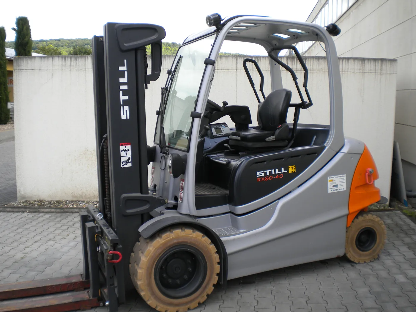 Elektro-Gabelstapler STILL RX 60-40 mit Fahrerkabine vor der Halle der Weisel GmbH