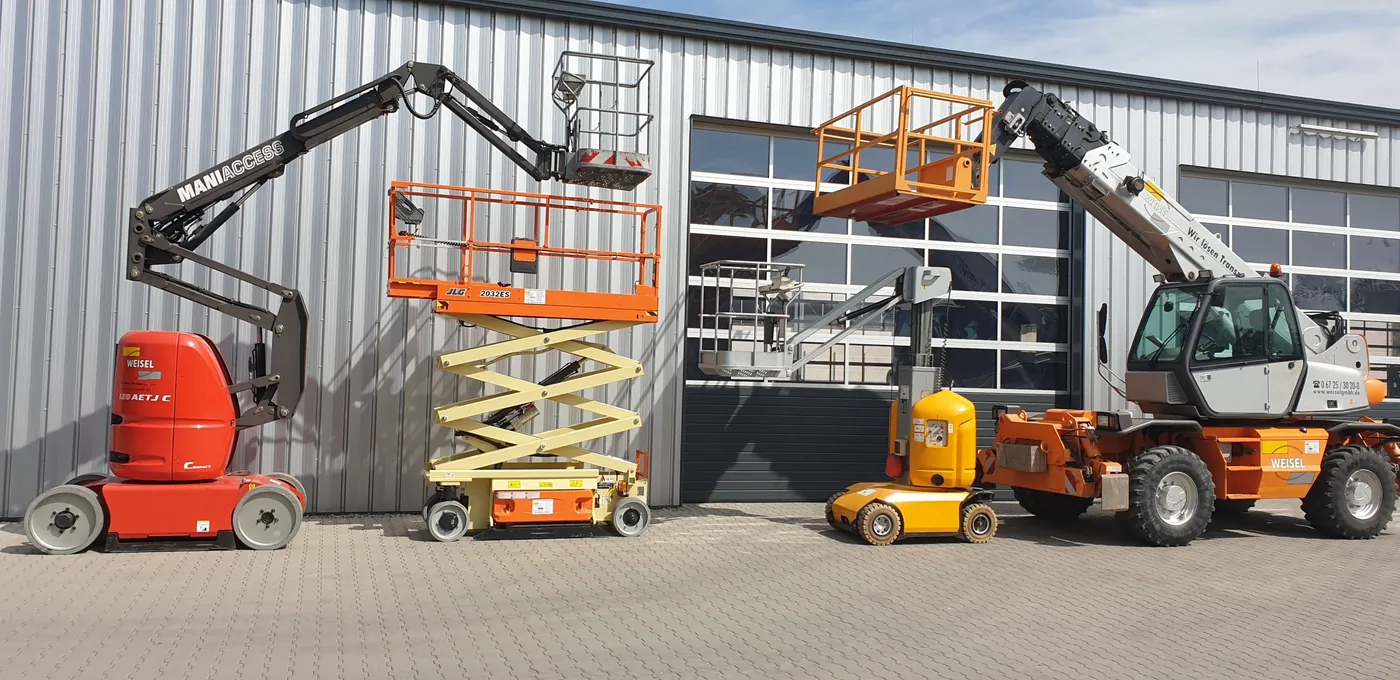 Hubarbeitsbühnen, Stapler und Teleskoplader der Weisel GmbH vor der Halle
