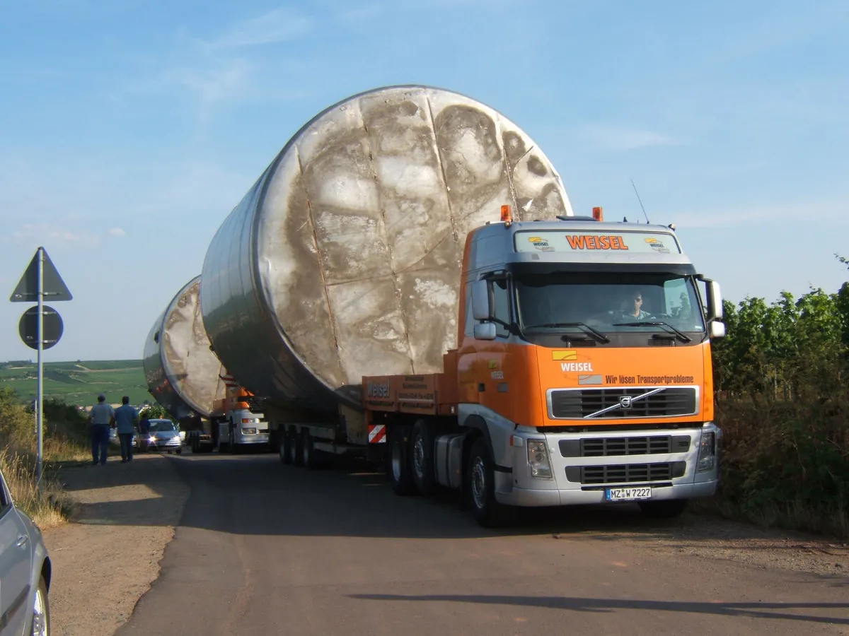 Weisel-Lkw transportiert einen großen Tank auf einer Landstraße