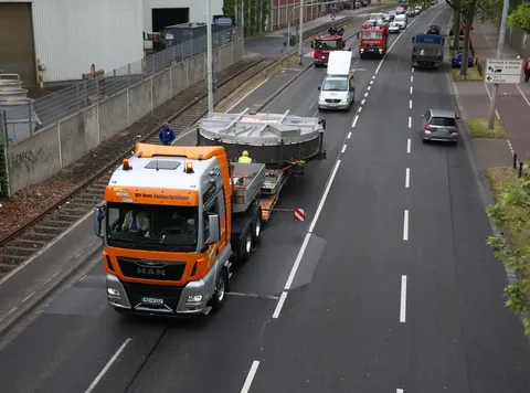 Schwertransport mit Begleitfahrzeugen auf der Straße