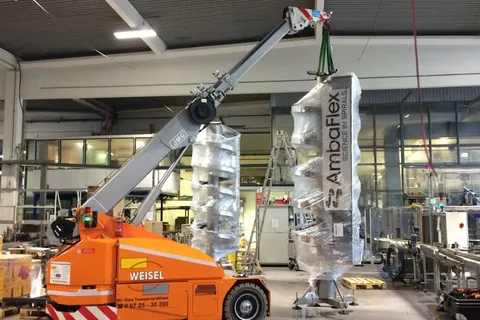 V-Kart hebt eine Maschine in der Halle