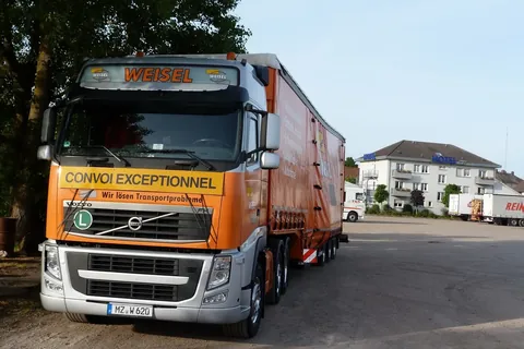 Volvo-Sattelzug mit Maschine als Schwertransport